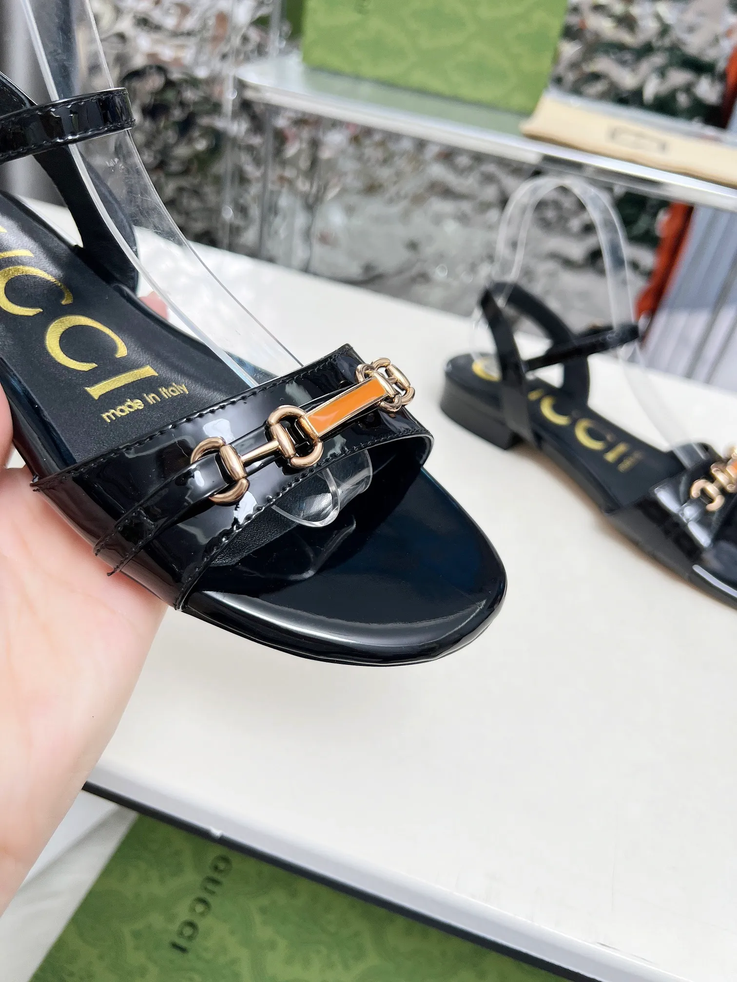 👟👟Ex-factory price 380👟👟 🔥🔥🔥Gucci 2005 new horsebit sandals! High heels are versatile and slimming, and use the original 1:1 hardware! The fabric is made of first-layer cow patent leather! The standard size of the stepping sheep inside is 35/40 (41 can be customized and will not be returned) Color: black, white, meat optional Heel height 3 cm